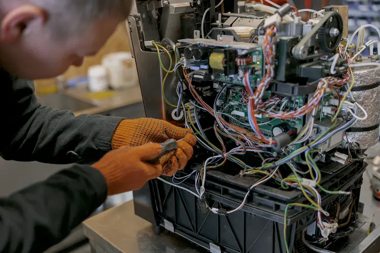 Tecnico che verifica un impianto elettrico civile